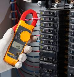 Fluke 302+ CAT III Digital Clamp Meter 6101428